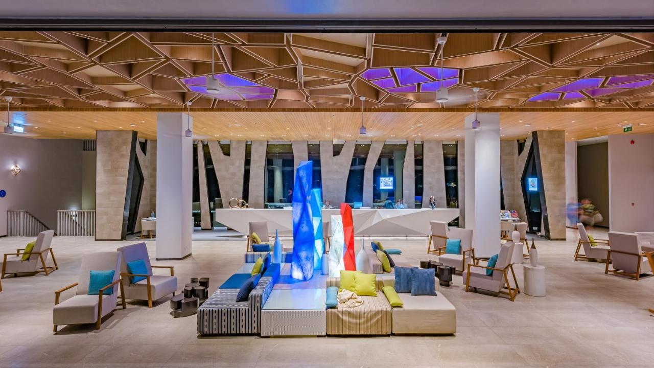 Oceanfront Beach Resort - Sha Extra Plus Patong Extérieur photo Lobby