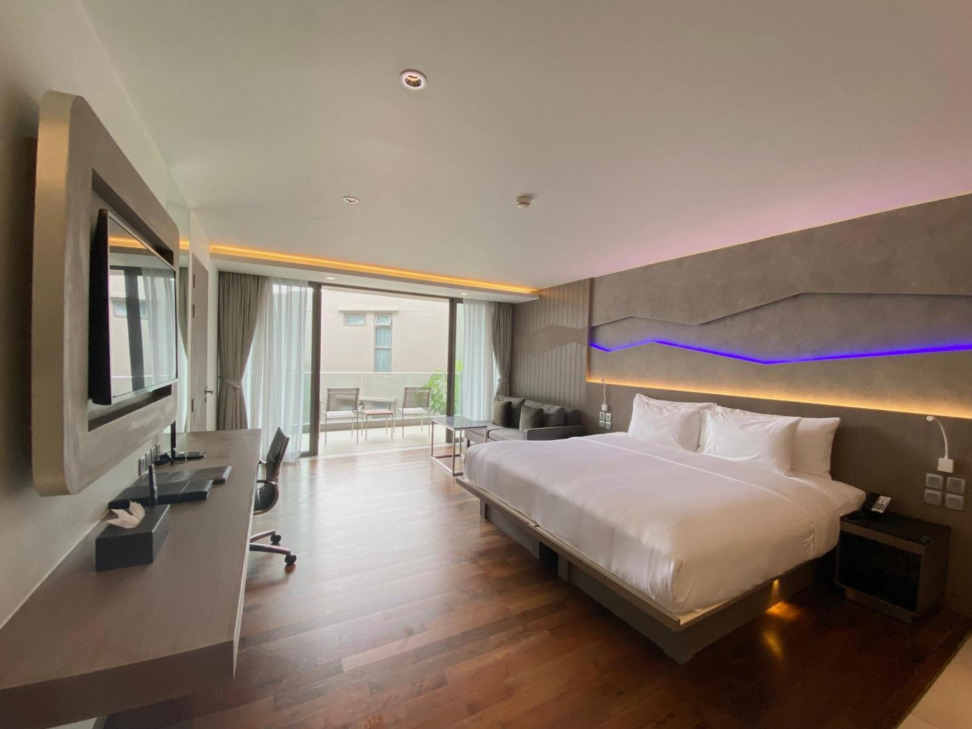 Oceanfront Beach Resort - Sha Extra Plus Patong Extérieur photo Deluxe Room