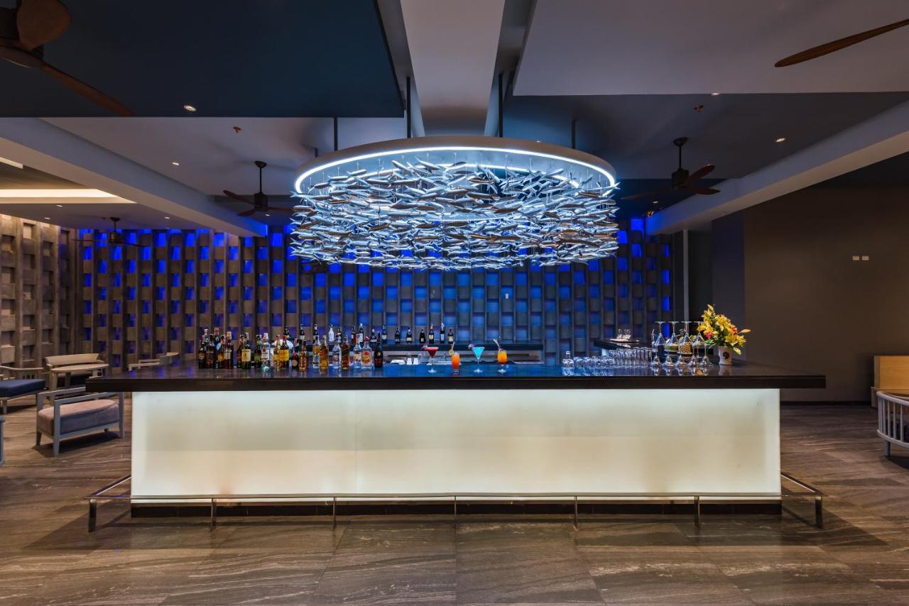 Oceanfront Beach Resort - Sha Extra Plus Patong Extérieur photo The bar at the lobby