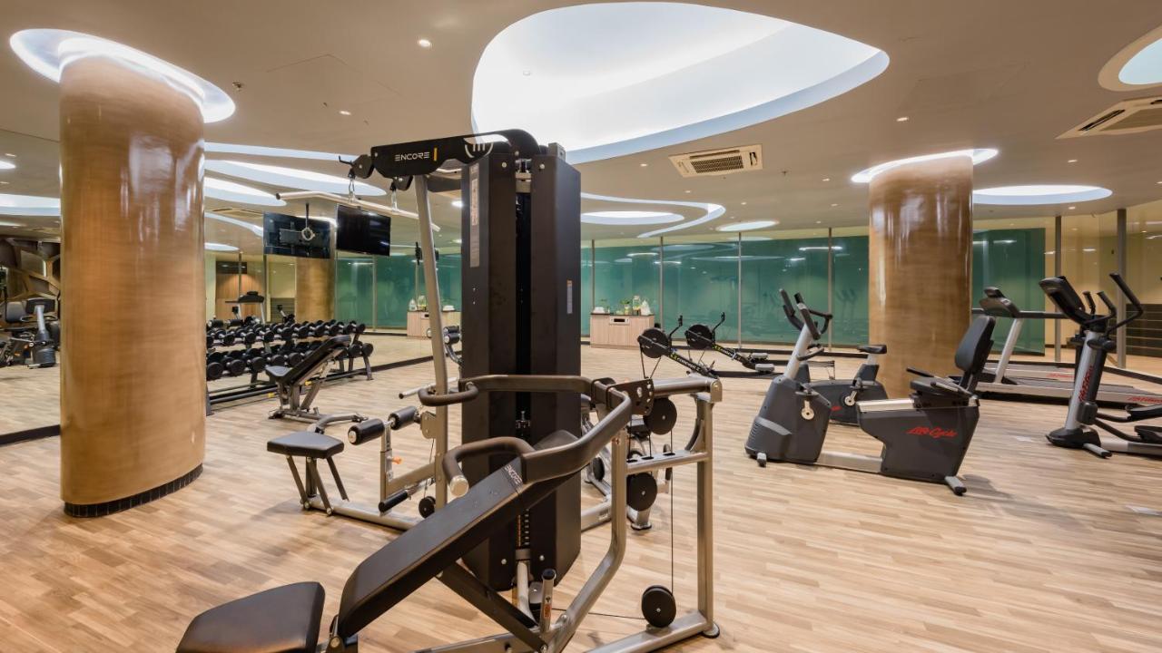 Oceanfront Beach Resort - Sha Extra Plus Patong Extérieur photo The gym at the hotel